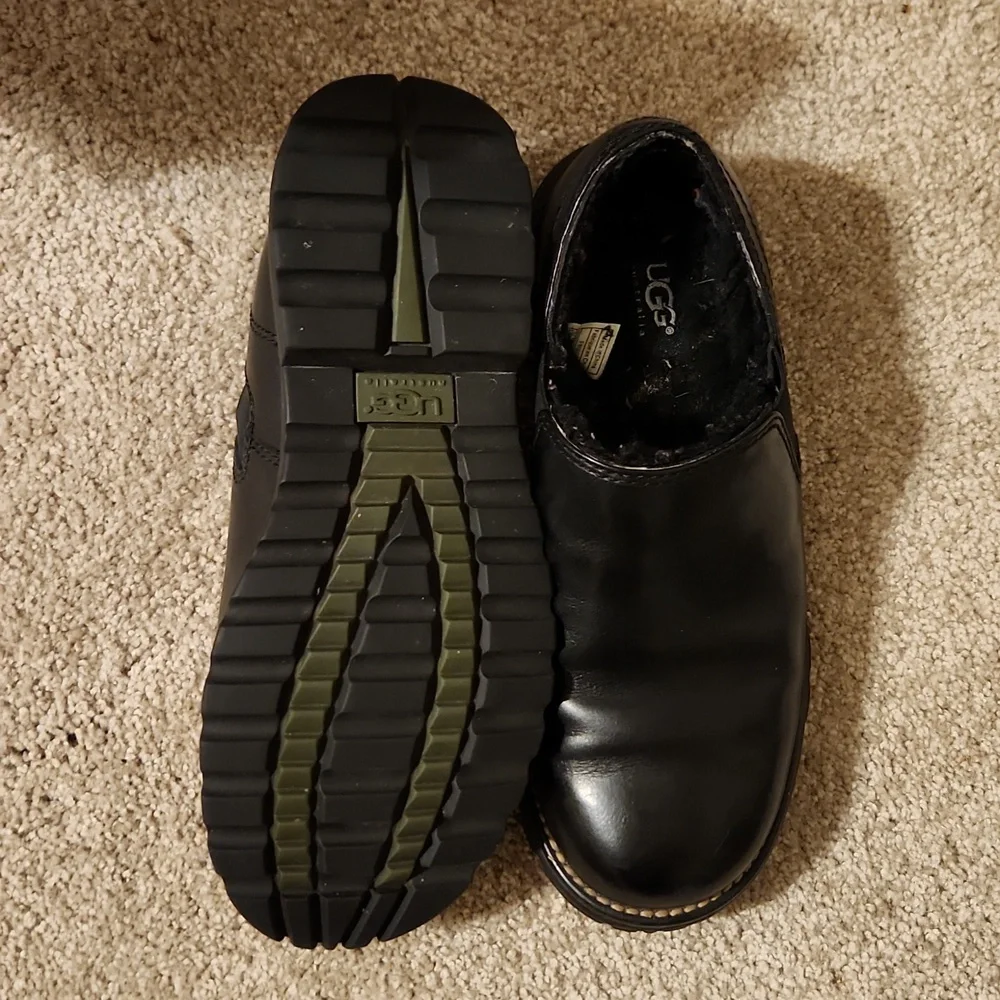 UGG Clogs Womens 7 Black Leather Slip On Sherpa Lined Chunky Soles Loafers - Picture 3 of 4